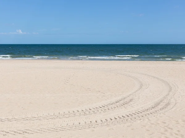 Следы протектора на пляже — стоковое фото