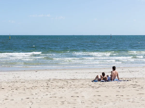 Young man and woman on the beach — Stock Photo, Image