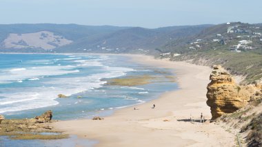 insanlar sahilde tanınabilir değildir