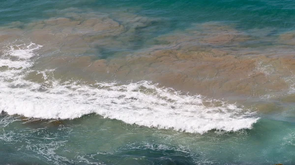Красивая бирюзовая морская вода кипит — стоковое фото