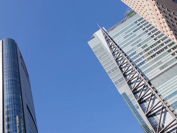 Geometrisk arkitektonisk sammendrag og blå himmel – stockfoto
