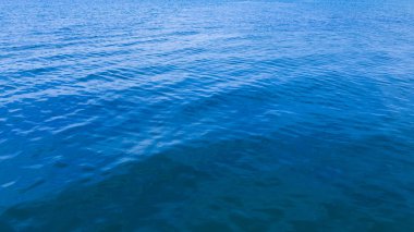 Temiz mavi deniz suyu