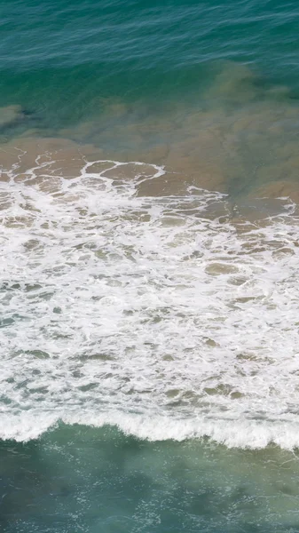 Бирюзовая морская вода кипит — стоковое фото