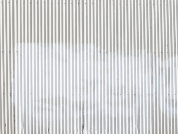 Metal gofrolist açık havada beyaz duvar — Stok fotoğraf