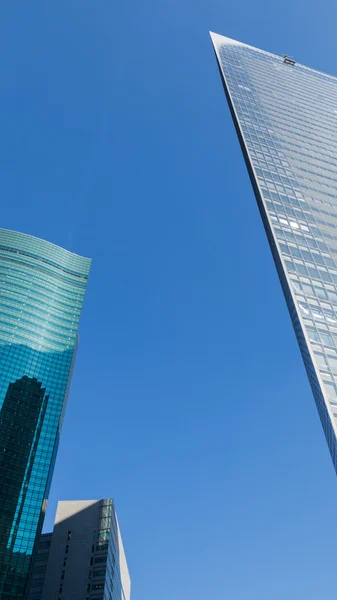 垂直建筑抽象和蓝蓝的天空 — 图库照片