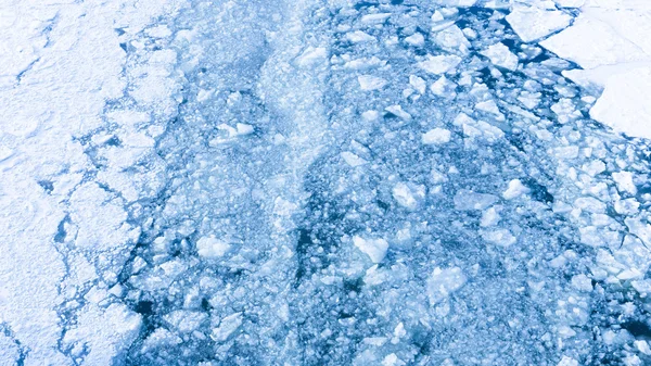 Kruche łamliwe biały lód na rzece — Zdjęcie stockowe