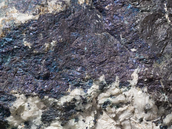 Vecchia pietra macchiata di striature blu — Foto Stock