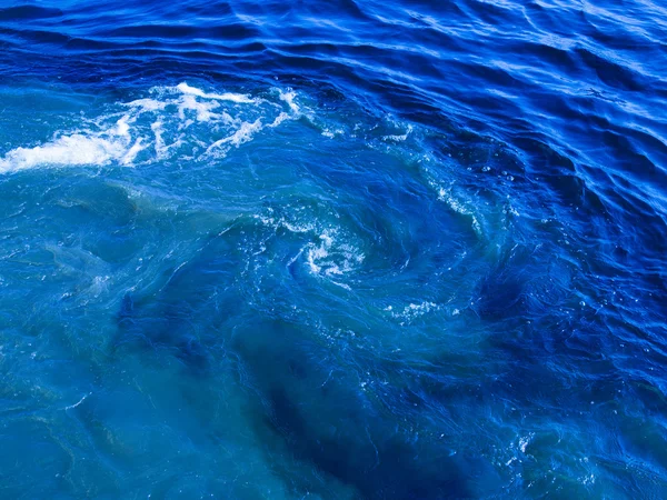 Θολό μπλε νερό που κινείται σπειροειδώς — Φωτογραφία Αρχείου