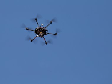 geksakopter güçlü siyah gökyüzünde uçar