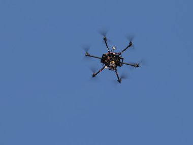 Gökyüzünde uçan siyah geksakopter