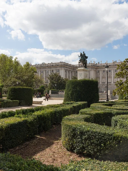 Statue of Philip the fourth and regular park — Stock Photo, Image