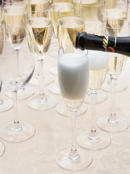 Champagne est versé dans des verres — Photo