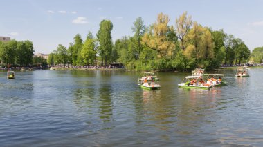 İnsanlar bir katamaran Moskova'da Gorki Park binmek