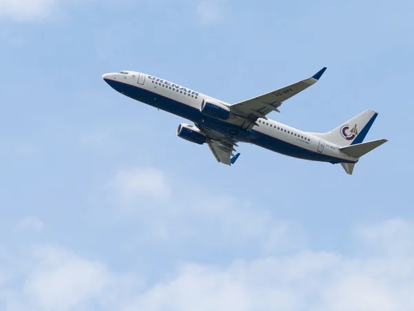 Avião de passageiros Boeing 737-8Q8, Orenair — Fotografia de Stock