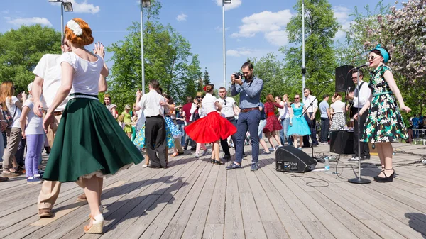 Ballando sulla pista da ballo a Gorky Park — Foto Stock