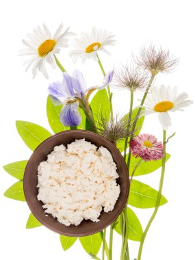 bir buket çiçek ile süzme peynir