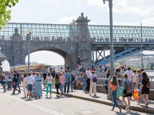 Many people and bridge Pushkin, Moscow — Stock Photo, Image