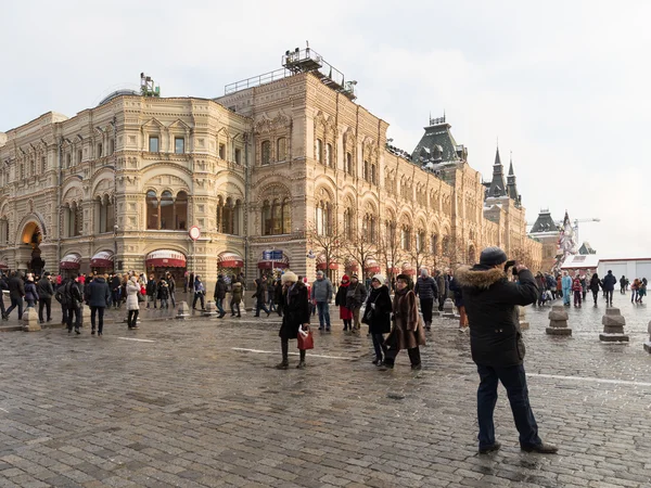 The building of the GUM store on Red Square, and many people — Stock Photo, Image