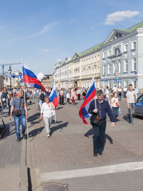 Moskova - 9 Mayıs 2016: St. George şeritler, protestocular ölümsüz alayın git gösteriler sonra rıhtımda 9 Mayıs 2016, Moskova, Rusya Federasyonu
