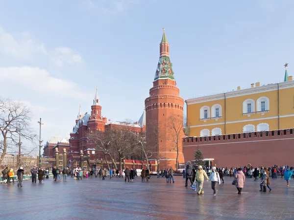 A lot of people walk around the Kremlin walls — Stock Photo, Image