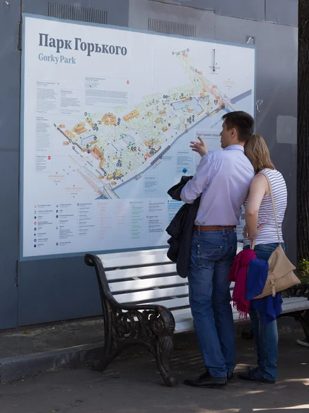 Una pareja casada estudiando el mapa de Gorky Park —  Fotos de Stock