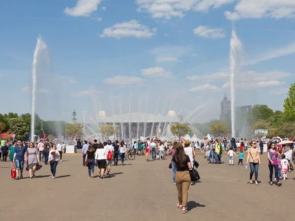 Veel mensen rusten in Gorky Park — Stockfoto