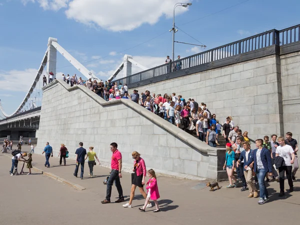 Ponte di Crimea e molta gente in vacanza — Foto Stock