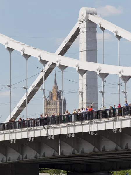 Mensen op de Krim-brug — Stockfoto