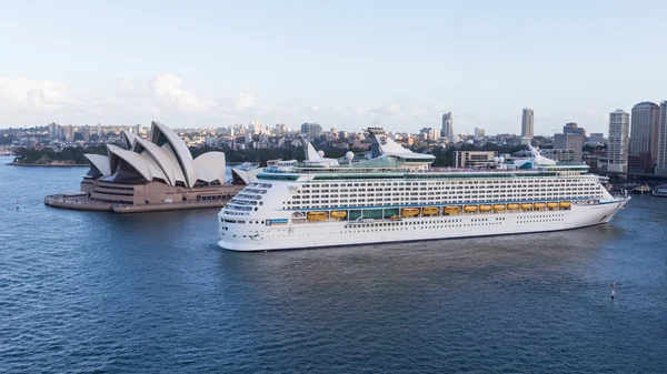 Navio de cruzeiro entra no porto de Sydney — Fotografia de Stock