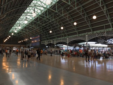 Sidney Merkez Tren Gari ve birçok kişi