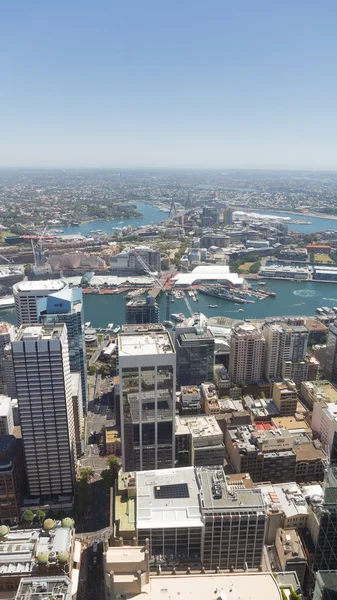 Vista superior de la infraestructura urbana con Sydney Tower, Australia — Foto de Stock