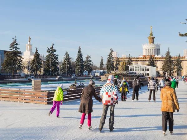 Pista de hielo de Navidad al aire libre en Moscú, Rusia —  Fotos de Stock