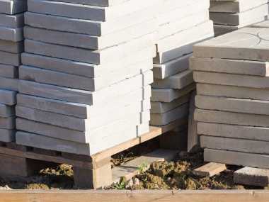 Bir inşaat alanı üzerinde beton kiremit