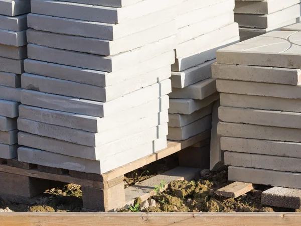 Bir inşaat alanı üzerinde beton kiremit