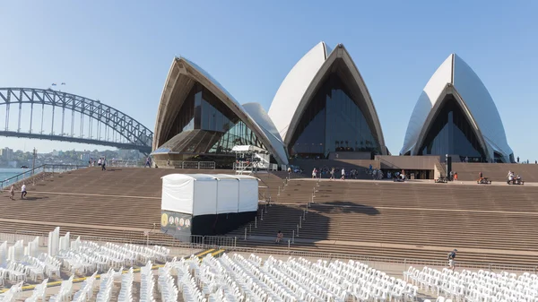 Sydneyn oopperatalo ja auditorio Sydnin avoimen taivaan alla — kuvapankkivalokuva