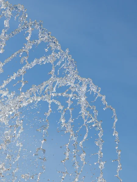 Wasserstrahlen gegen blauen Himmel — Stockfoto