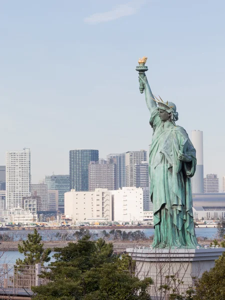 Tokyo sahildeki Özgürlük heykeli — Stok fotoğraf