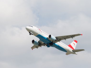 yolcu uçağı Airbus A-320-214 Austrian Airlines