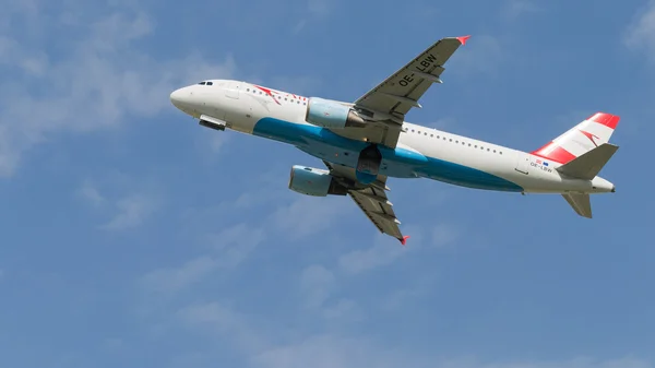 Yolcu uçağı Airbus A 320-214 Austrian Airlines — Stok fotoğraf