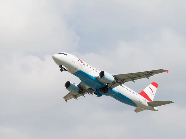 Yolcu uçağı Airbus A-320-214 Austrian Airlines — Stok fotoğraf
