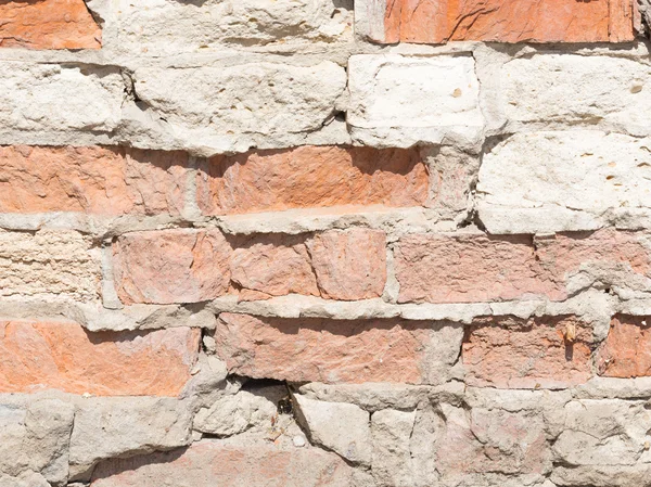 Oude ruwe muur met rode bakstenen — Stockfoto