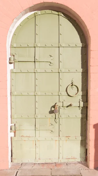 Zabytkowe metalowe drzwi łukowe — Zdjęcie stockowe