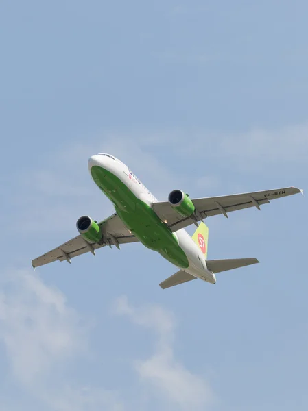 Aeromobili passeggeri Airbus A-319-114 S7 Airlines — Foto Stock