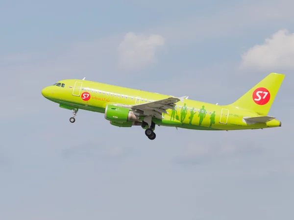 Yolcu uçağı Airbus A319-114 S7 Airlines Stok Resim