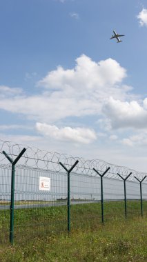 Airport çit ve uçak uçar