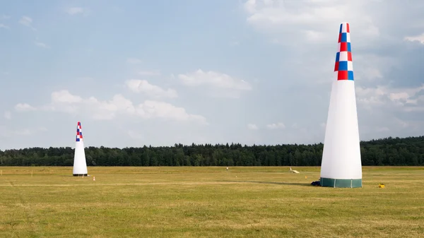 Uppblåsbara kottar på flygfältet — Stockfoto