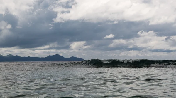 Onda e silhouette di montagna, Seychelles — Foto Stock