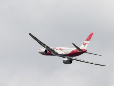 Kırmızı ve beyaz yolcu uçağı Tu-204-100be, kırmızı kanatlar havayolu