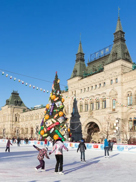 Mooie kerst ijsbaan op het Rode plein, Rusland — Stockfoto