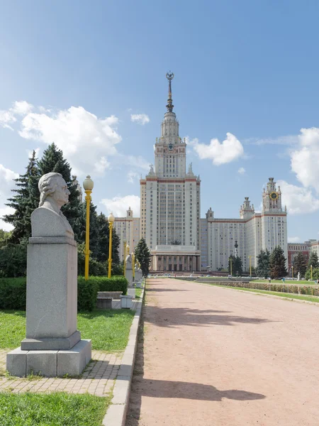 Universidade Estatal de Moscou nomeado após Lomonosov eo busto de Lo — Fotografia de Stock